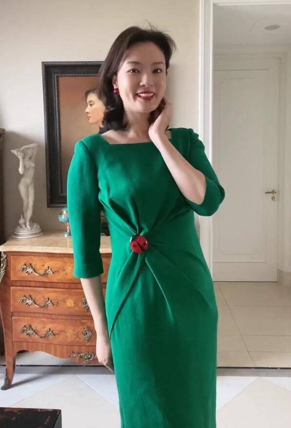 原创央视主持刘芳菲成美貌担当穿绿色长裙秀婀娜多姿身材仪态太绝了
