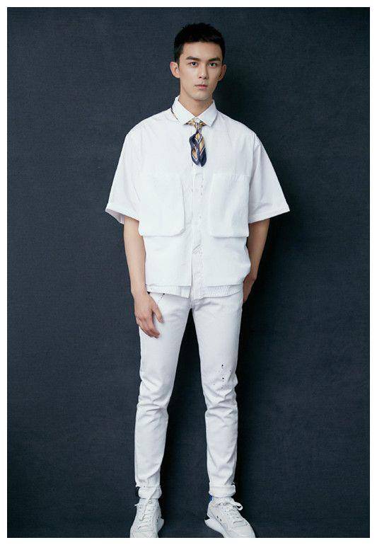 原创吴磊又帅了穿一身白出席活动衬衫前系丝巾很时髦