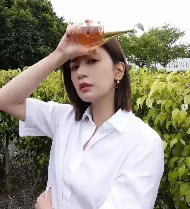 私生活曝光背心抽丝廉价,剪短发头顶快秃了_吴悦_气质_休闲