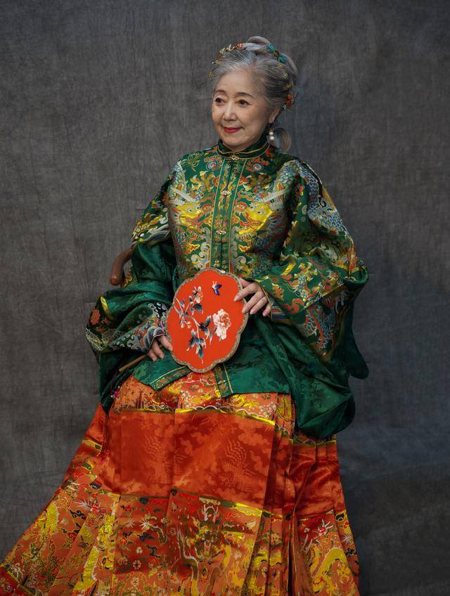 (3)发型的选择在发型方面,老奶奶选择的是中国古代十分经典的盘发