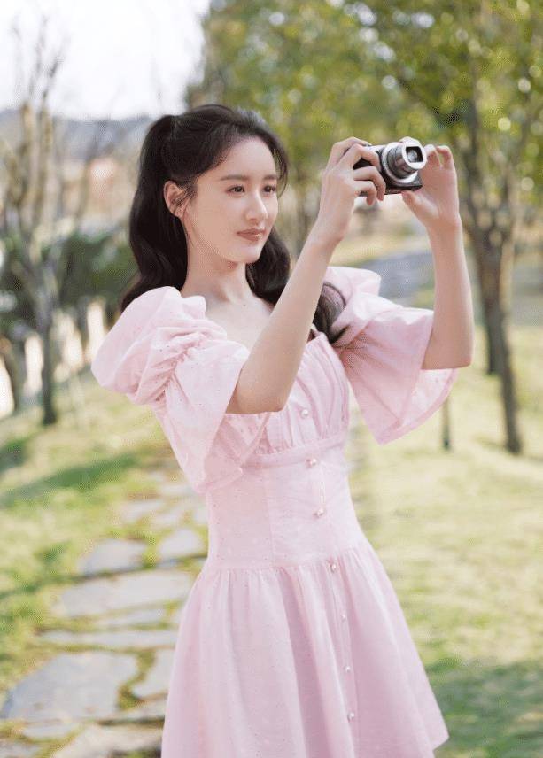 袁冰妍穿粉色太可爱了手拿相机大玩自拍笑容甜美宛如精灵
