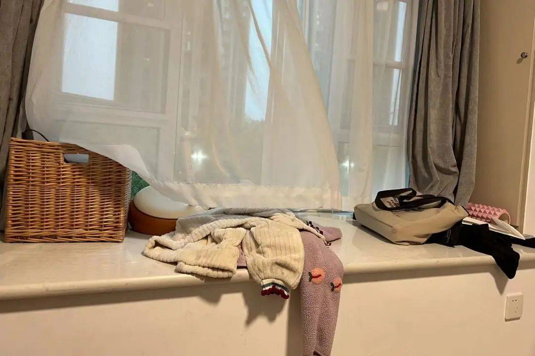 同桌@瑞贝卡 拍来她的飘窗,是每一个飘窗的缩影,"堆的全是衣服",早上