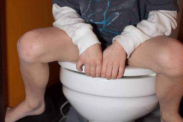 宝宝应该用纸尿裤还是把屎把尿前者存在三大隐患使用需谨慎