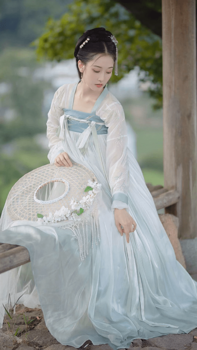 原创梨形身材女生穿汉服会丑掌握这几个技巧让你显瘦又有气质