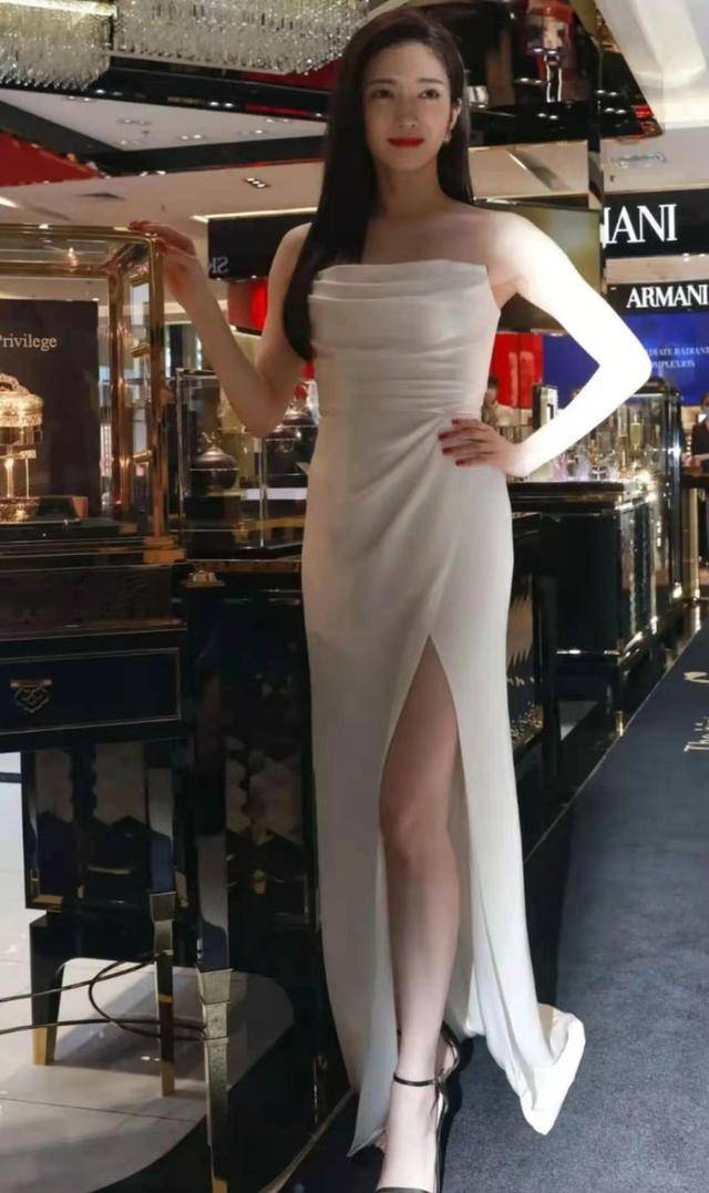 无滤镜的江疏影美得高调一袭高开叉长裙秀肌肉腿白嫩肌肤绝了