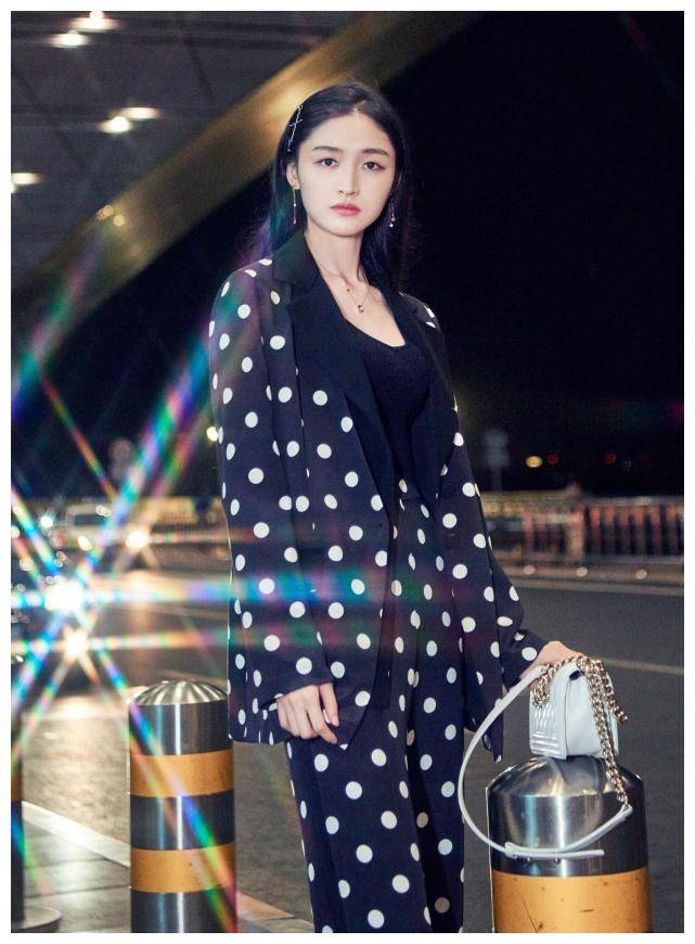 原创绿茶朱露莎真绝了别人穿的连体裤她穿只到腰凹110长腿