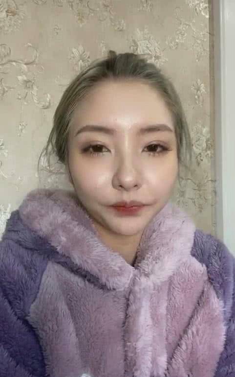 王思聪前女友豆得儿直播,颜值崩塌面部肿胀,像老了十几岁_网友_截图