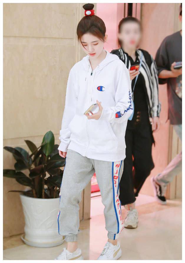 鞠婧祎拍《云上学堂》太入迷?