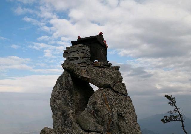 国内最危险的寺庙，用一吨铁打造而成，放在悬崖却百年不倒