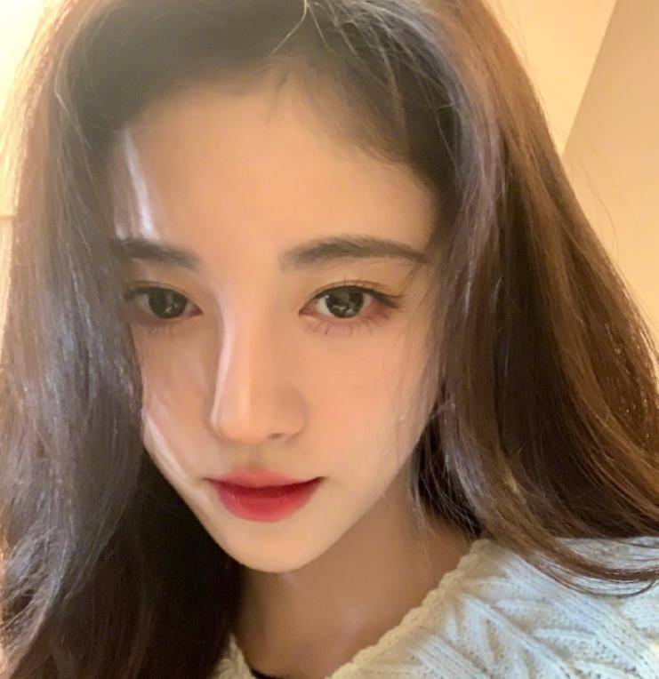 鞠婧祎更博秀自拍照却有谁留意到她怼脸拍时的双眼皮我慕了