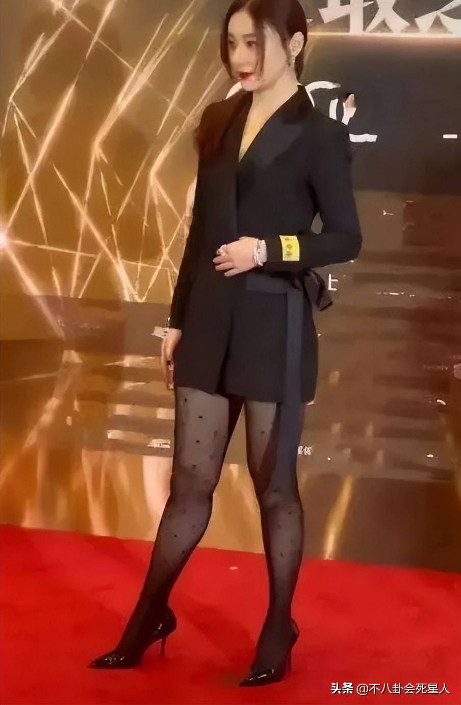 失去美颜滤镜明星生图曝光水桶腰大象腿法令纹一目了然