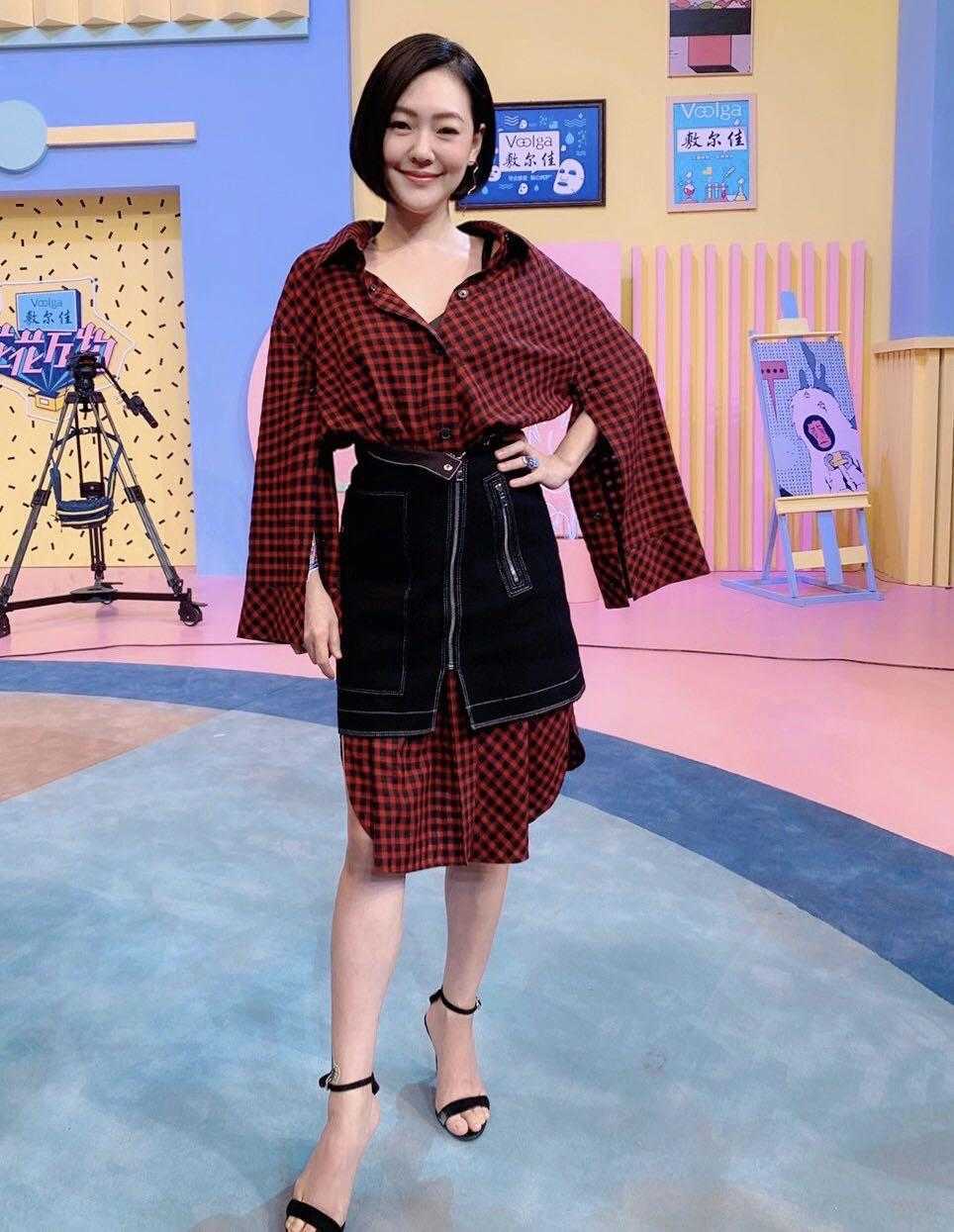 小s徐熙娣个子不高但比例很好,穿紧身针织衫配半身裙,洋气时髦_造型