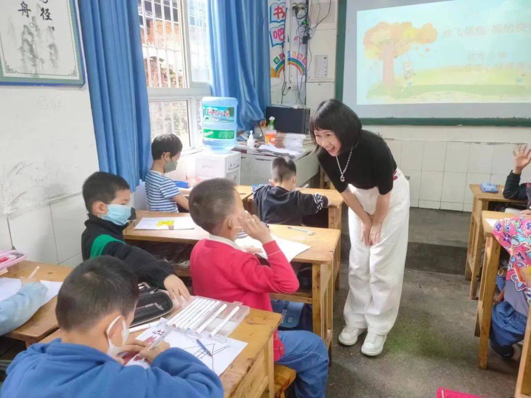 "近日,民革永川区委会"博爱大讲堂"走进中山小学,将一堂生动有趣的