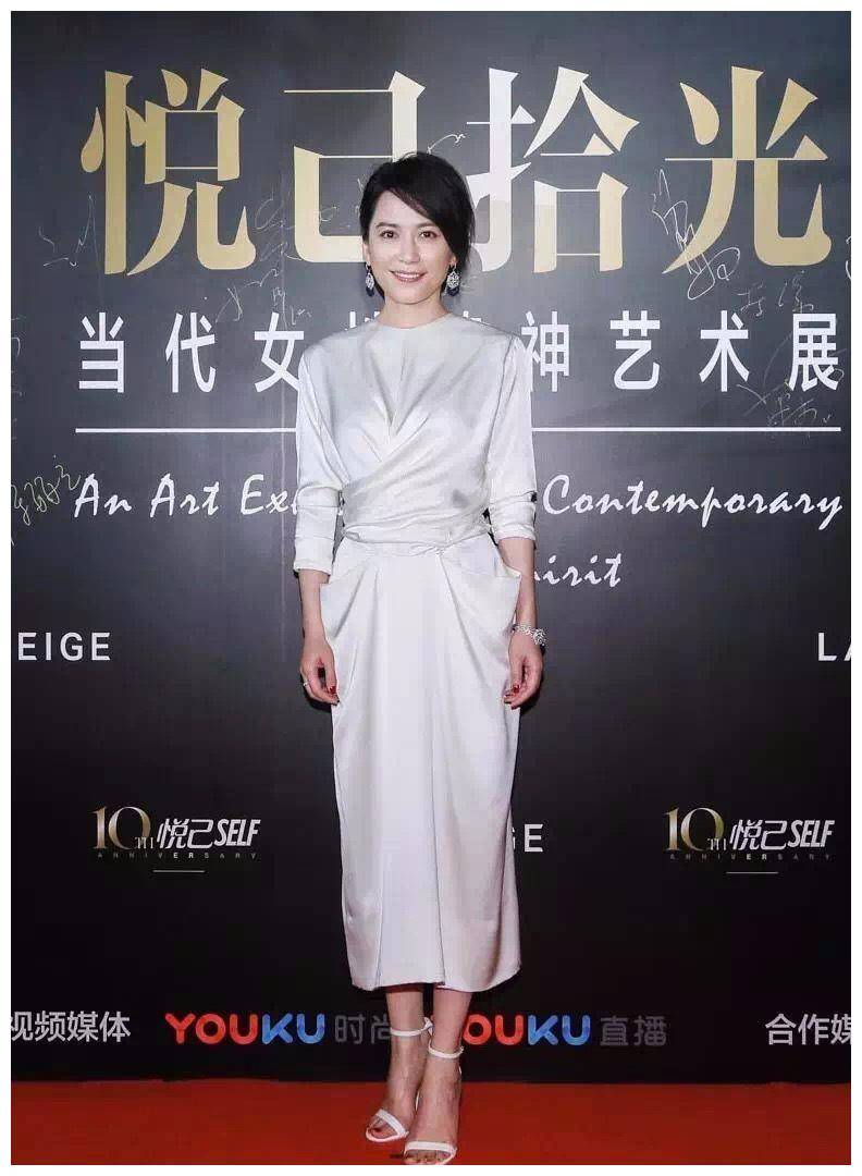 这是俞飞鸿?侧面看肚子胀鼓鼓的,腰明明很细呀!_气质_白色_下半身