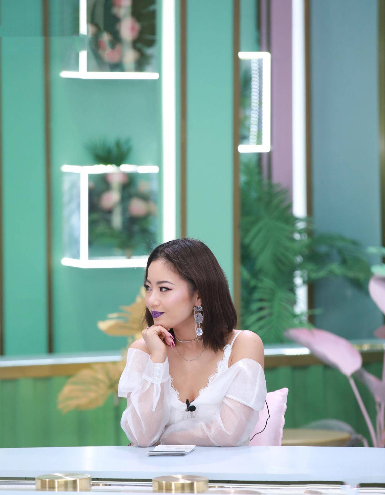 27岁王菊真"时尚",时尚落肩上衣时尚优雅,藏不住的凹凸感!