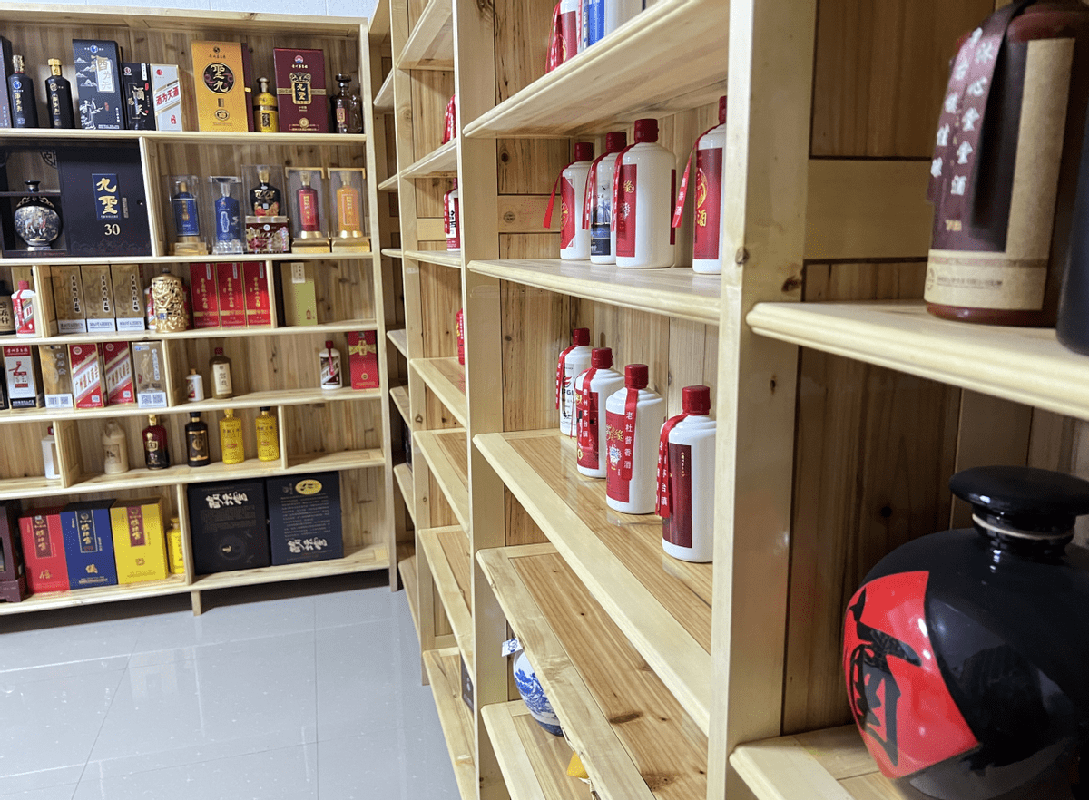 河南50岁富商晒酒柜这款酒与名酒摆在一起行家懂行