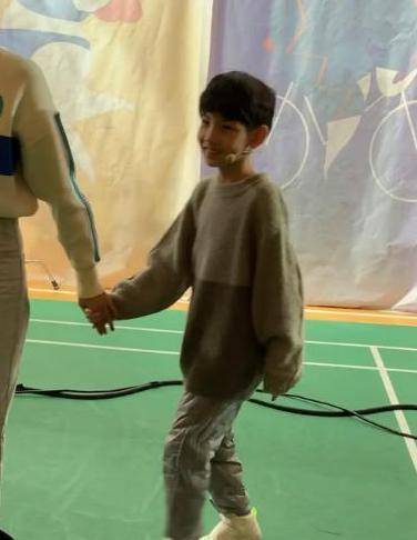 杨烁4岁女儿长大了肤白鼻子挺发量惊人跳拉丁舞星范儿十足