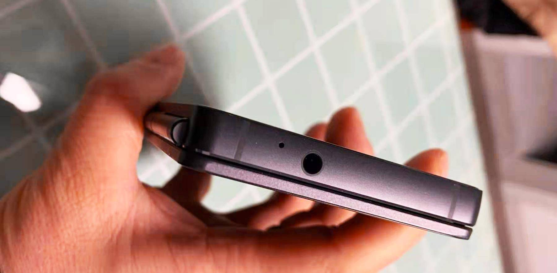 机械构件连起两块屏幕二手中兴z999体验折叠手机初级版