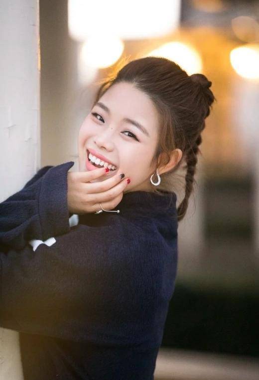 原创莫小贝王莎莎近照太吓人锥子脸蚂蚁腰脖子瘦到变形