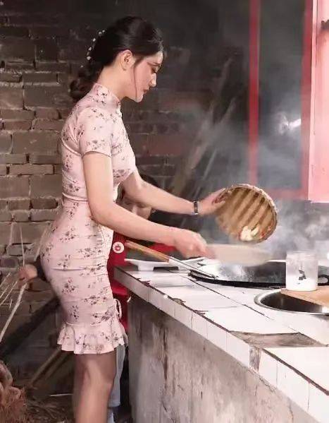 原创漂亮女子穿着旗袍矫揉造作做饭干农活网友糟蹋了农民形象