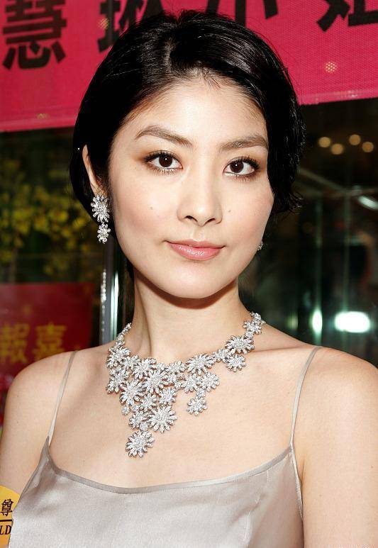 原创天后陈慧琳逛街近照曝光年近50依然美貌打扮时尚港味十足