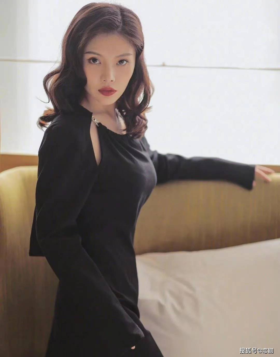 徐冬冬穿黑色露背连衣裙搭配黑色丝袜性感火辣美轮美奂