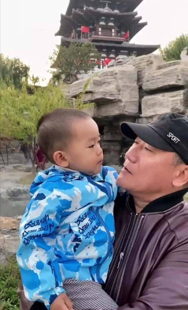 57岁谢东公园遛娃,父子两人相差55岁,与侯宝林关系扑朔迷离_脸蛋_儿子