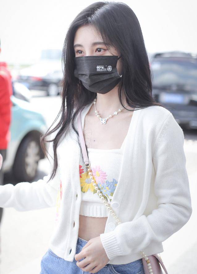 原创鞠婧祎越红越敢穿挑战15cm抹胸衣秀出身材无敌撩