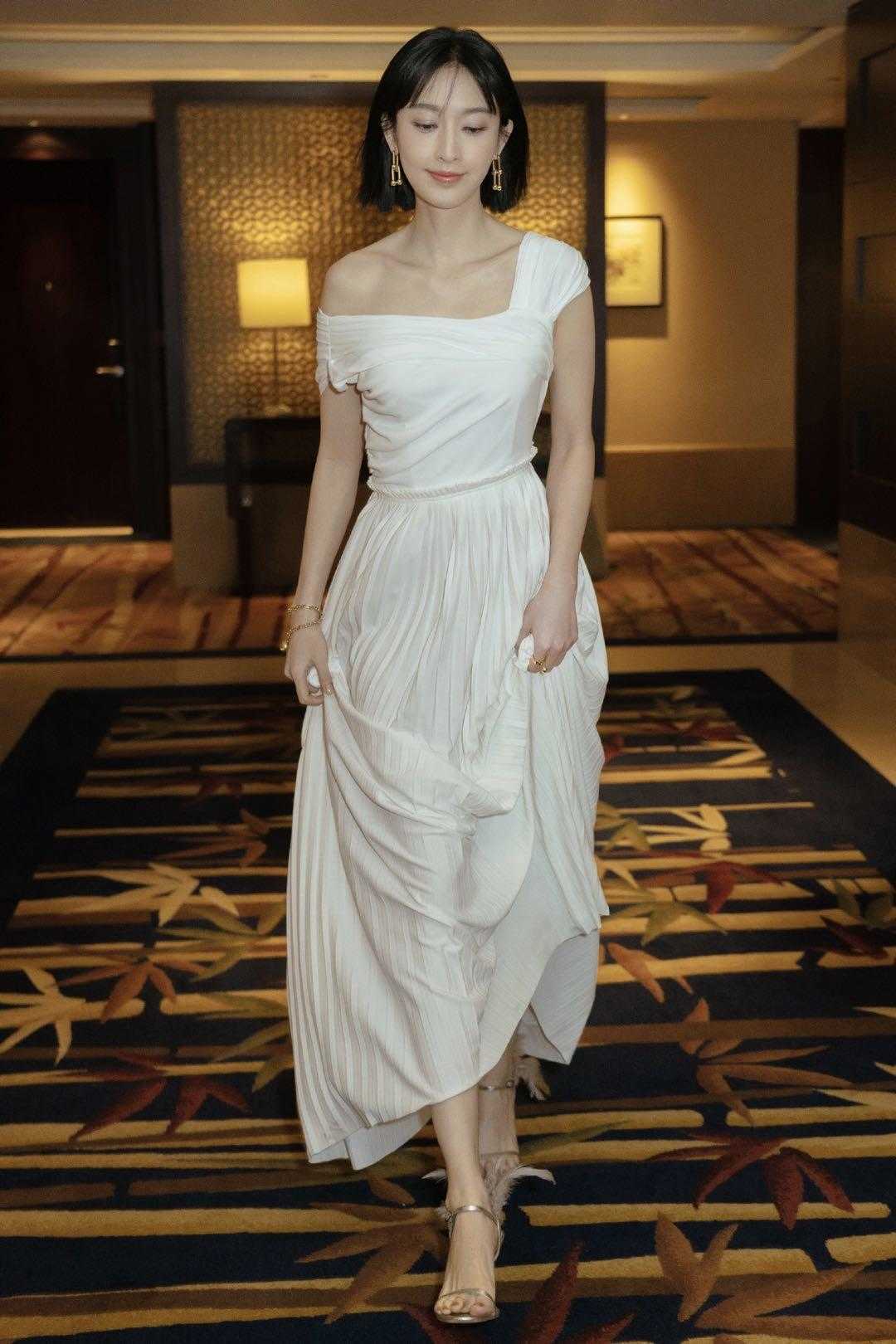 原创张俪不是尤物身材但在国外穿半透薄纱旗袍亮相女人看了都心跳