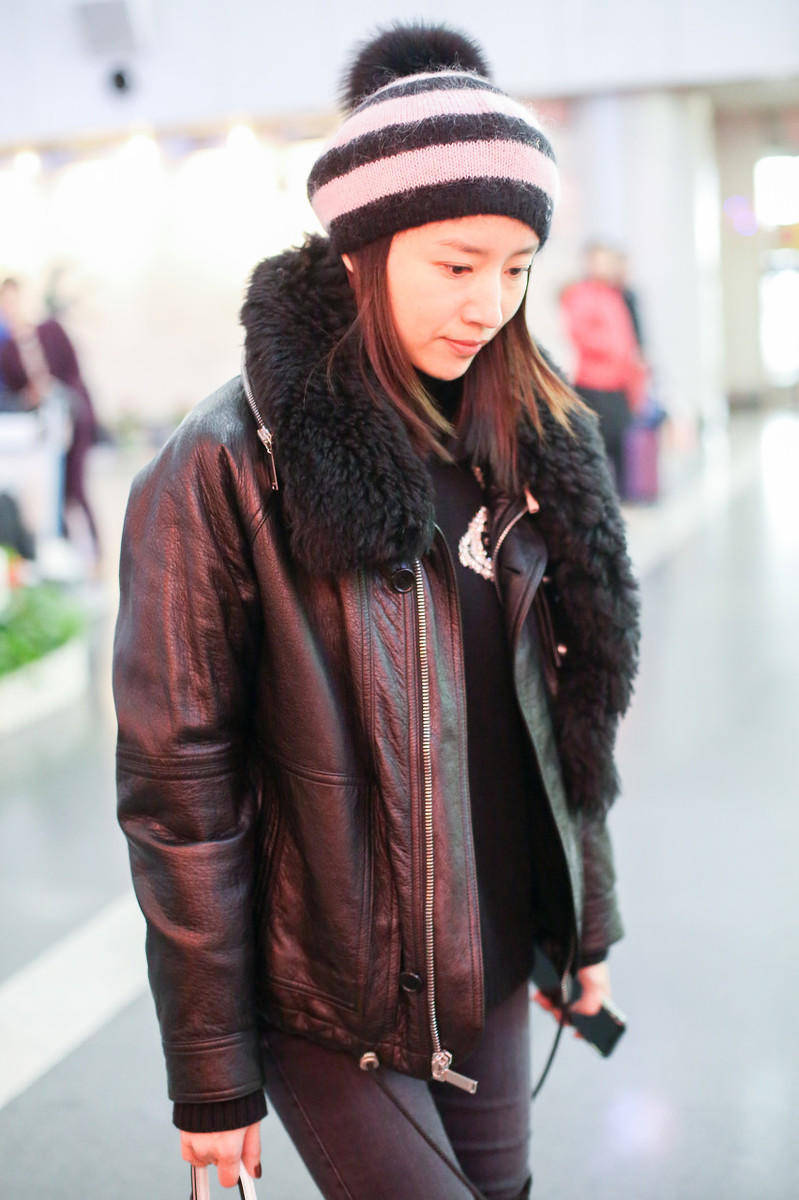 原创董洁又素颜走机场穿皮夹克配牛仔裤过膝长靴时髦洋气又显嫩