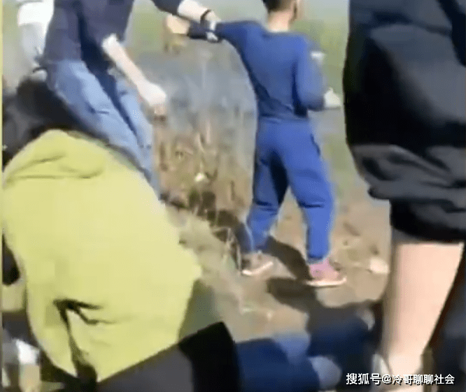 原创痛心！天津一越野车滑下河堤致3死5伤，现场多个画面曝光