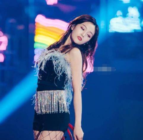 吴宣仪身穿短裙"热舞",当看到她倒地时的姿势,真当自己没男粉?