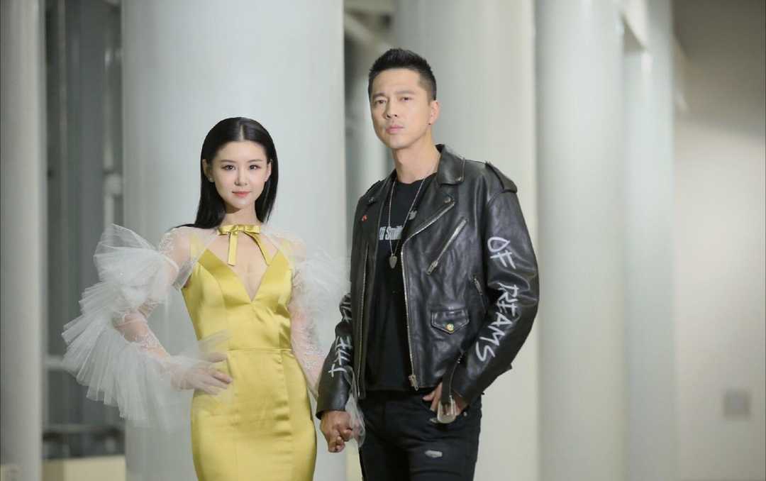 李小萌是小个子中的尤物女神穿黄色吊带连衣裙亮相美炸了