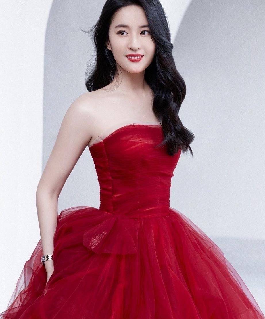 娱乐圈中的红裙美人,陈都灵依旧清纯,刘亦菲美中带飒!