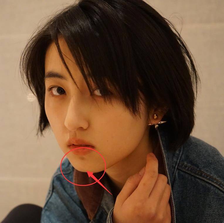 原创张子枫自拍后发图素颜状态下痘坑明显但她的耳钉更吸睛