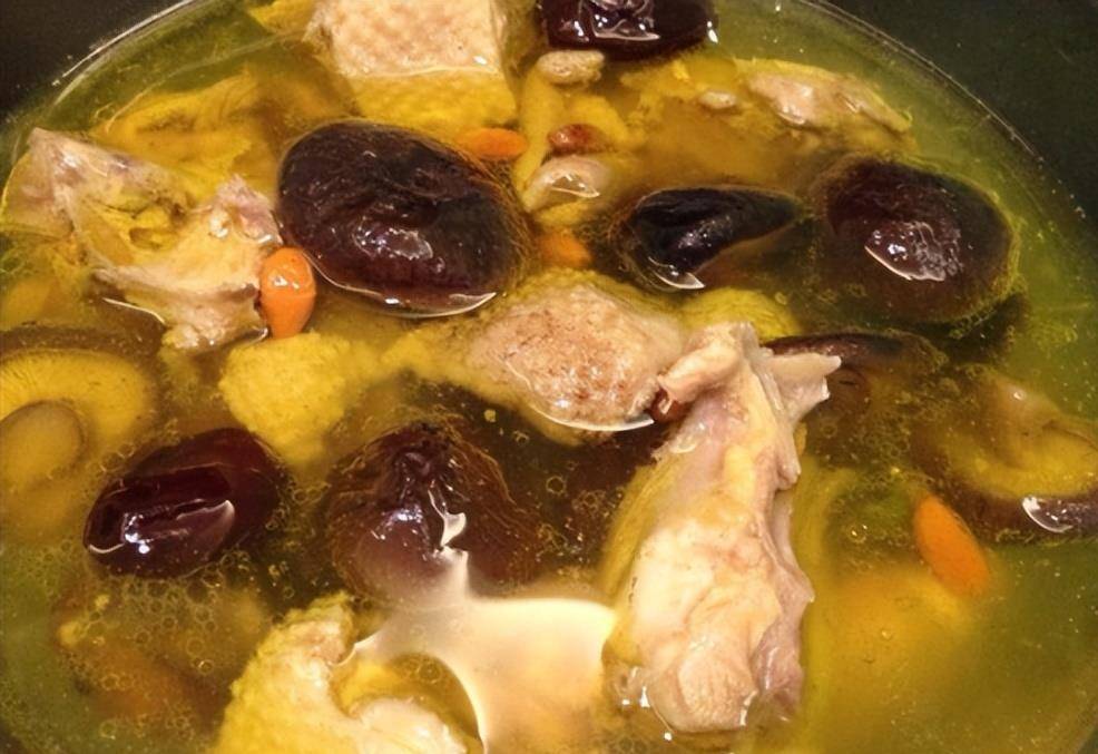 土鸡炖汤好喝,想知道怎么炖才更香!妈妈炖鸡汤的秘诀_香菇_爸爸_身体