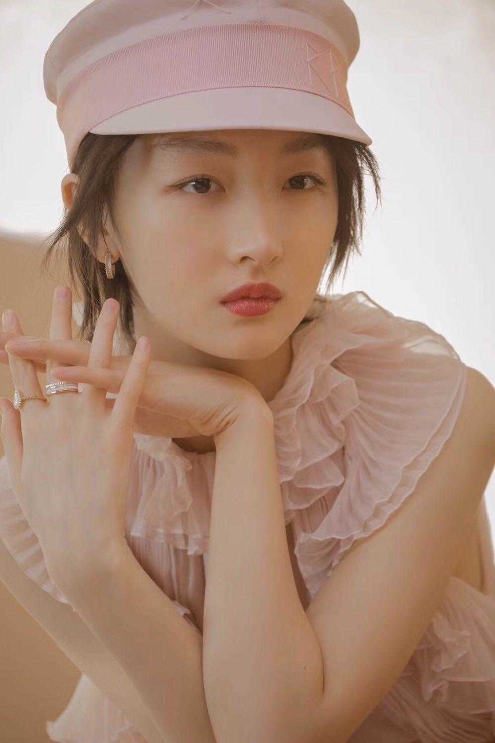 周冬雨出小招就这么美粉色连衣裙混搭海军帽露背气质惊艳