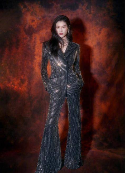 不过亮片元素似乎也是最近很多女明星们都很喜欢的元素,何穗现在似乎