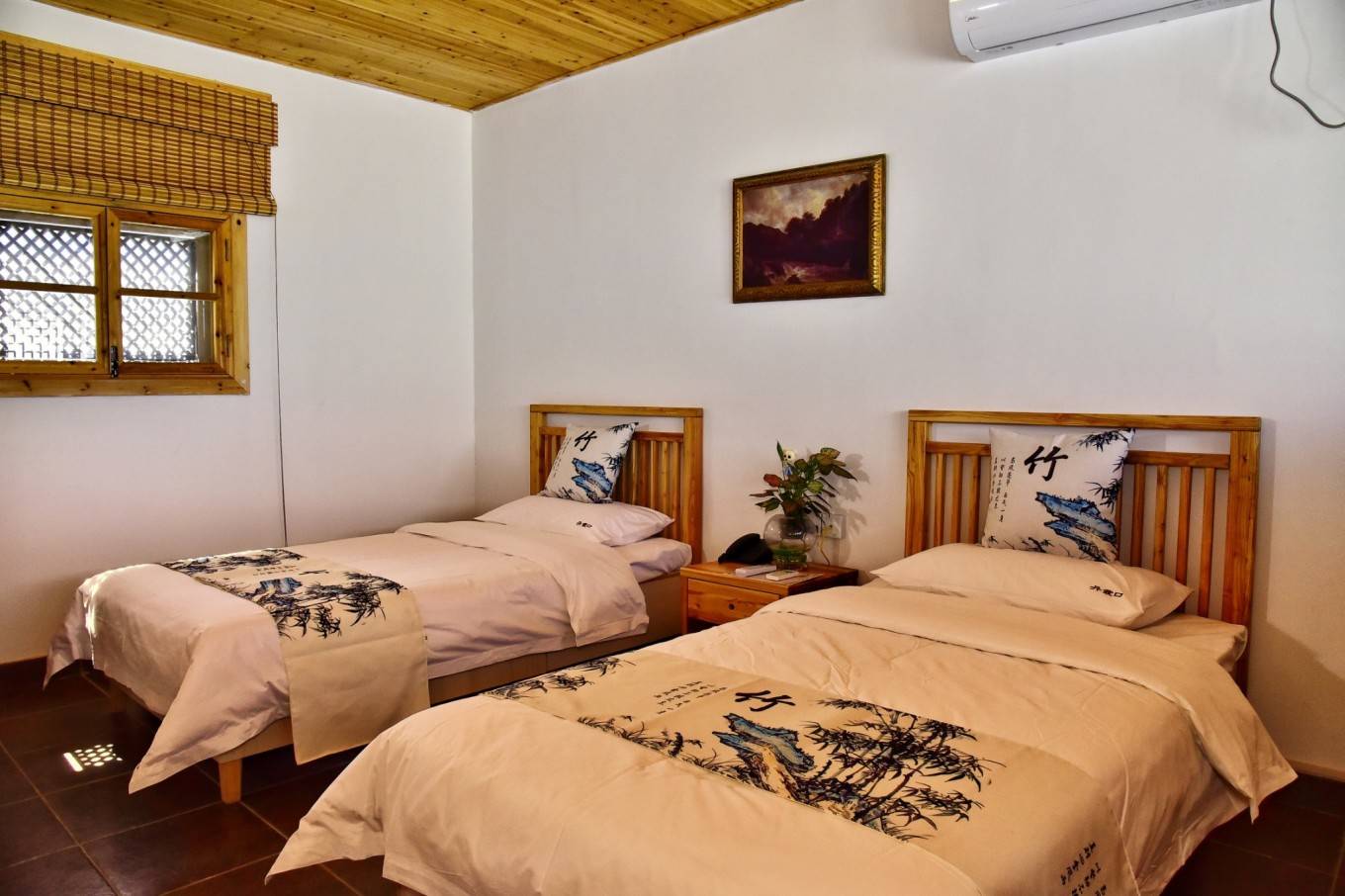 其实是在丹霞口小镇的后面,沿着小镇后面的路,到红山湾水库,不仅饱览