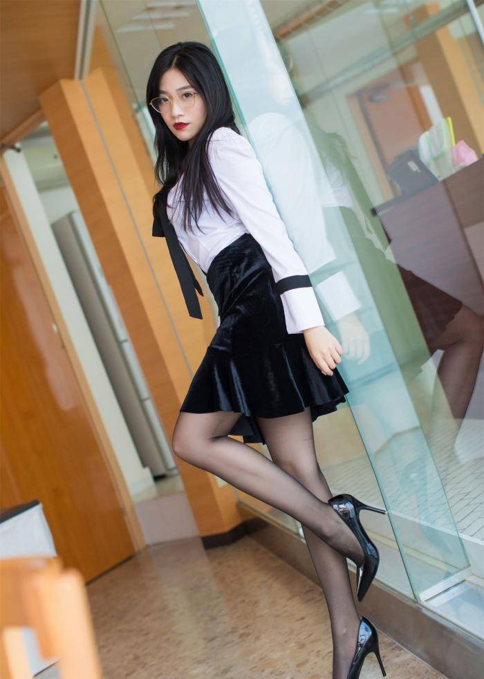她被称作时尚女神眼镜娘配丝袜这样的身材不火都难
