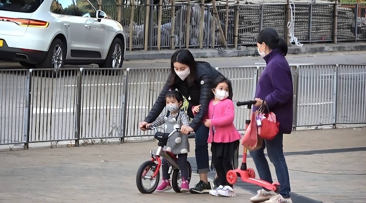 霍中怡罕见同框霍启山,穿小黑裙戴头盔显淑女,大眼睛