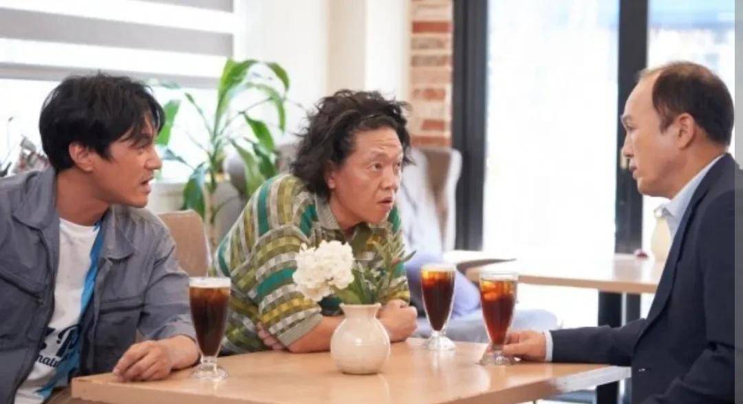 的朋友们郑印权(朴志焕饰),方浩息(崔英俊饰),金明宝(金光奎饰)的会面