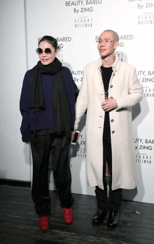 王菲174cm高的身材随便一穿就是大牌范毛衣配长裤就美成这样