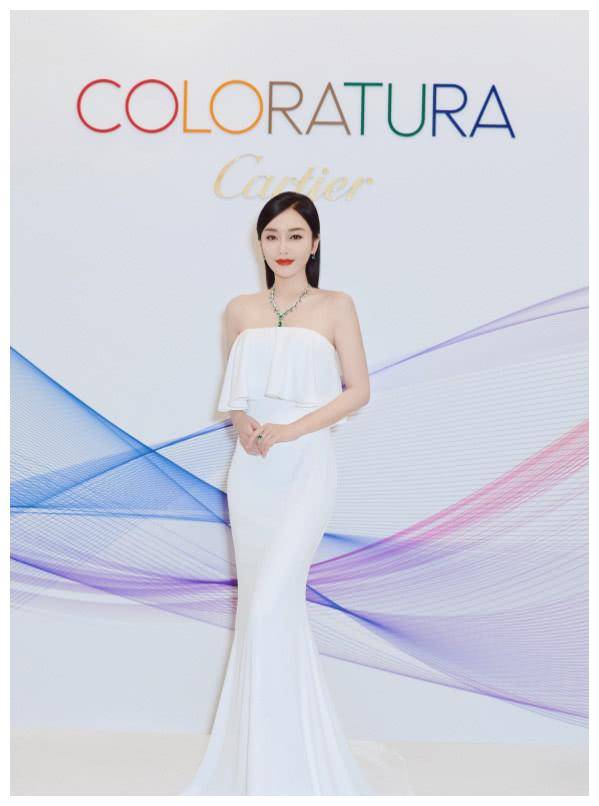 服了秦岚!穿了条10cm短裤,坐下后却只能保持一个姿势_气质_礼服_风格