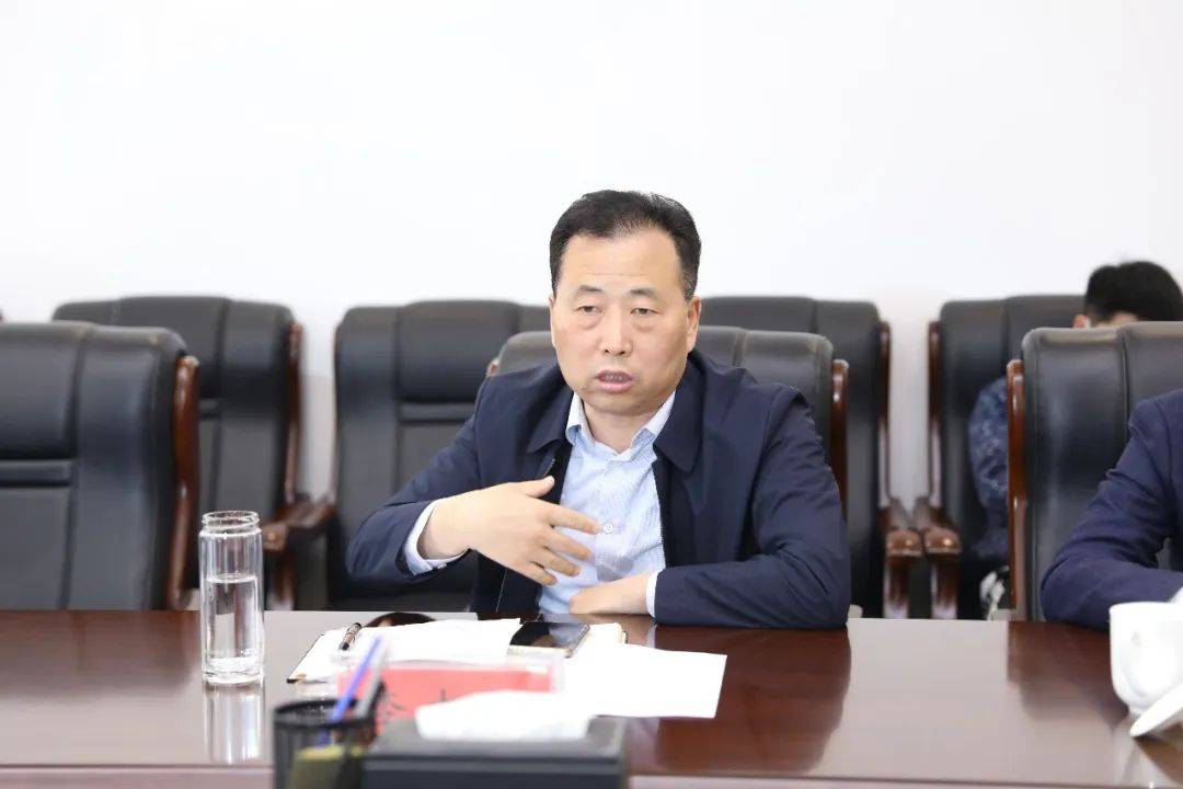 高新区党工委书记李志锋表示希望市区两级法院持续关注和支持高新区