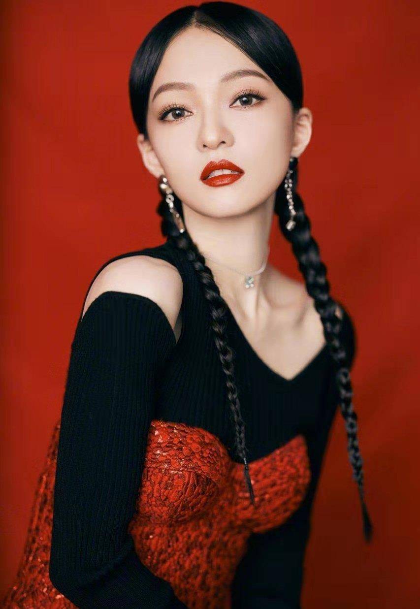 38岁张韶涵扮嫩成功,挑战"衣服外穿"抹胸裙俏皮减龄,超显气质_造型