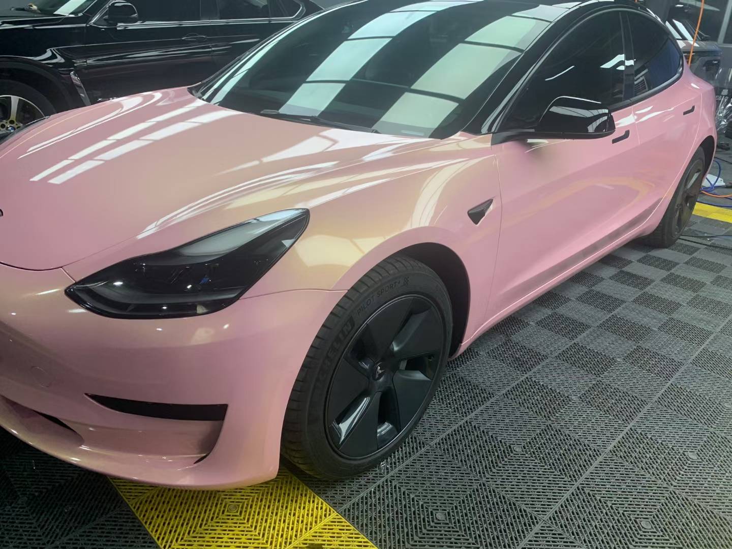 特斯拉model3菲卡改色膜超级幻彩樱花粉