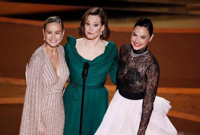 今年喜欢粉黑组合的女明星还有爱尔兰女演员凯特芮娜·巴尔夫,这套