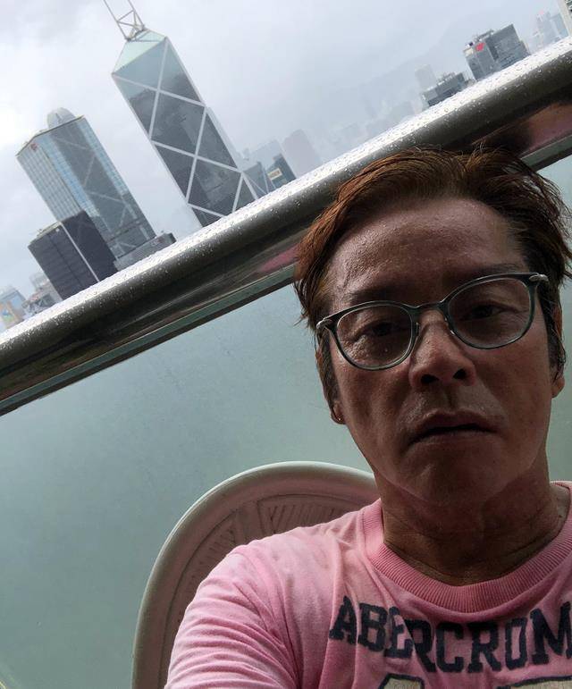 原创69岁谭咏麟晒近照皮肤松弛脖颈纹深重瘦到脱相脸颊凹陷引人忧