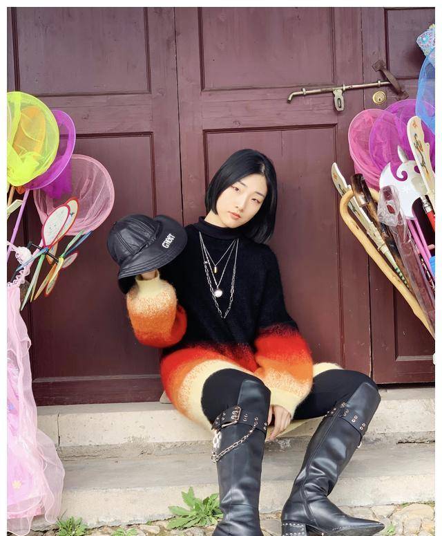 29岁yamy晒近照身材超瘦,花衬衣配棕黄短靴,灰色头发超酷_酷帅_风格